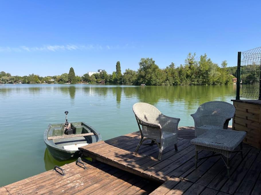 Chalet Moderne Au Bord D'Un Lac Saint-Sauveur-lès-Bray Exterior photo